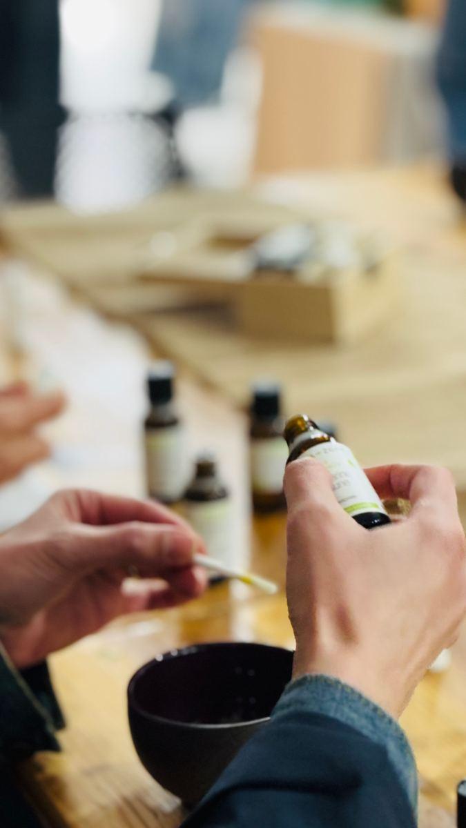 Composition d'un roll-on aux huiles essentielles lors d'un atelier synergies anti-stress